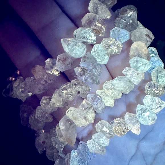 *UV REACTIVE* High Quality, Luminous Petroleum Quartz Free Form Bracelet - Picture 1 of 7